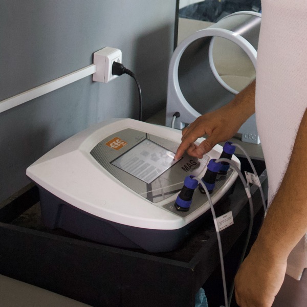 Aparelho de eletroterapia sendo configurado pelo fisioterapeuta
